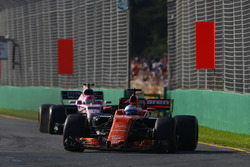Fernando Alonso, McLaren MCL32; Esteban Ocon, Force India VJM10