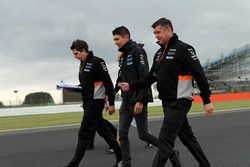 Esteban Ocon, Sahara Force India F1, Bradely Joyce, Sahara Force India ingeniero de carrera caminan 