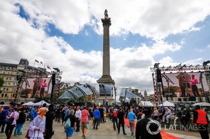 Los aficionados se reúnen para el entretenimiento alrededor de Nelsons Column