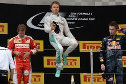 Podio: ganador Nico Rosberg, Mercedes AMG F1 Team, ganador del segundo lugar Sebastian Vettel, Ferra
