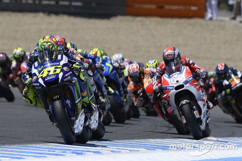 Valentino Rossi, Yamaha Factory Racing lidera en el inicio