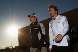 Серхио Перес, Sahara Force India F1, и Фернандо Алонсо, McLaren