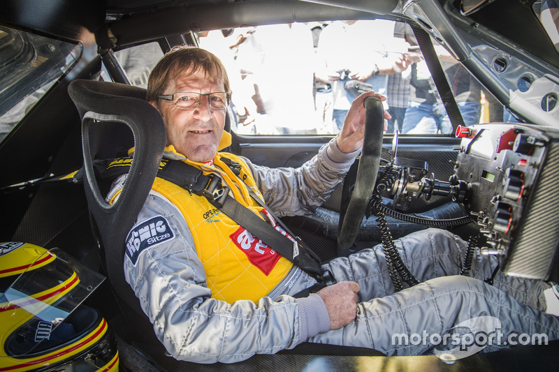 Ex-DTM-Star Joachim Winkelhock fuhr den Opel Calibra