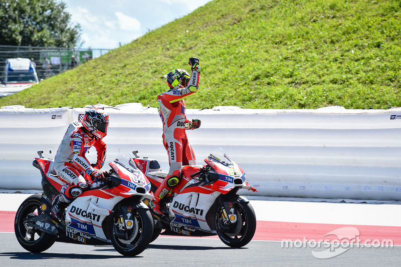 Ganador, Andrea Iannone, Ducati Team y segundo, Andrea Dovizioso, Ducati Team