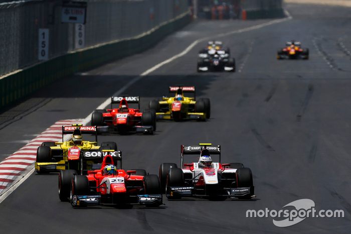 Jimmy Eriksson, Arden International leads Sergey Sirotkin, ART Grand Prix & Sean Gelael, Pertamina Campos Racing 