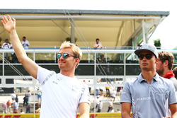Нико Росберг, Mercedes AMG F1, и Паскаль Верляйн, Manor Racing