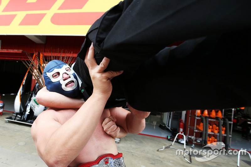 Sergio Pérez, Sahara Force India F1 con Blue Demon Jr. Luchador