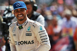 Il vincitore della gara Lewis Hamilton, Mercedes AMG F1 W07 Hybrid festeggia nel parco chiuso