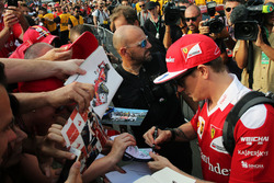 Kimi Raikkonen, Ferrari deelt handtekeningen uit