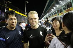 Kevin Magnussen, Renault Sport F1 Team with fans