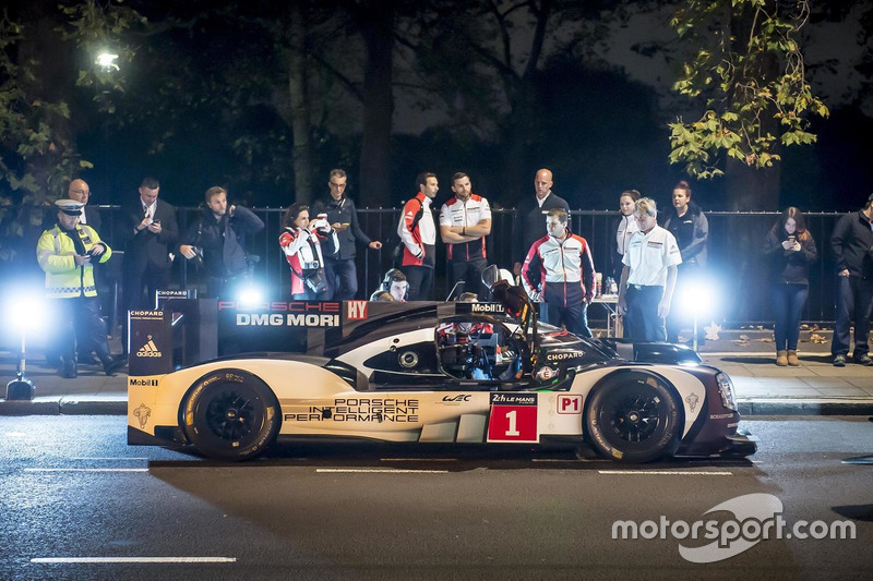 Mark Webber dans les rues de Londres avec la Porsche 919 Hybrid LMP1