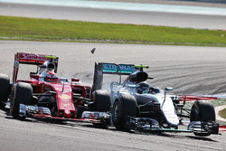 Kollision: Kimi Räikkönen, Ferrari SF16-H; Nico Rosberg, Mercedes AMG F1 W07 Hybrid