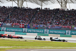 Льюіс Хемілтон, Mercedes AMG F1 W07 Hybrid лідирує попереду зіткнення між Ніко Росбергом, Mercedes A