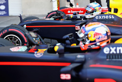 Daniel Ricciardo, Red Bull Racing RB12 klimt uit zijn wagen naast Max Verstappen, Red Bull Racing RB