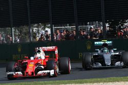 Sebastian Vettel, Ferrari SF16-H y Nico Rosberg, Mercedes AMG F1 Team W07