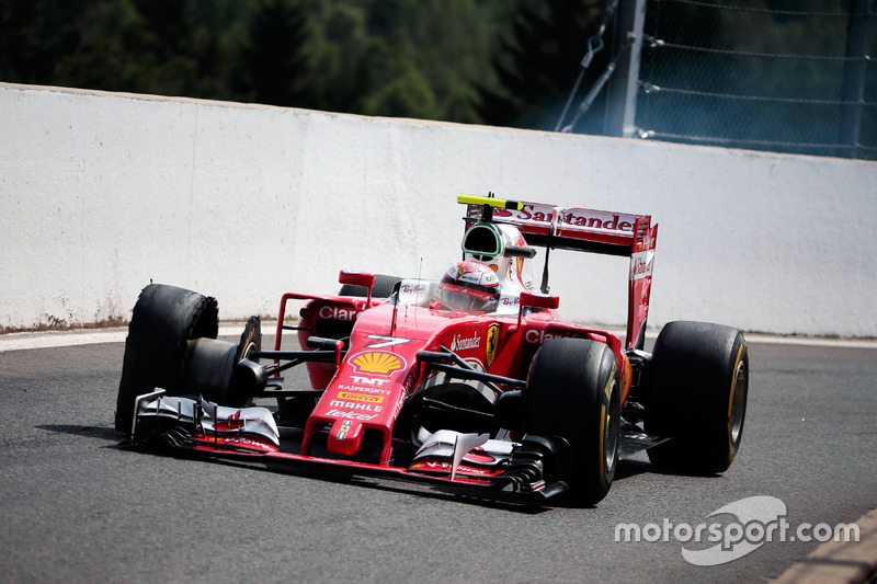 Kimi Raikkonen, Ferrari SF16-H comes into the pits with a puncture