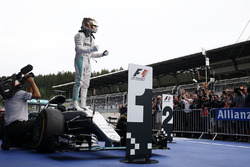 Ganador de la carrera Lewis Hamilton, Mercedes AMG F1 celebra