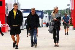 Kevin Magnussen, Renault Sport F1 Team with his girlfriend Louise