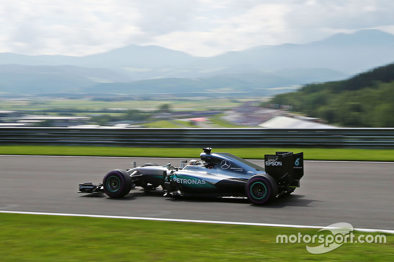 26. Австрія-2016, Ред Булл Ринг: Льюіс Хемілтон, Mercedes F1 W07 Hybrid - 1.07,922
