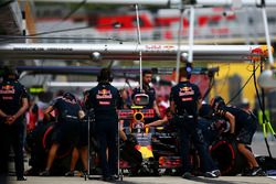 Daniil Kvyat, Red Bull Racing RB12 en los pits