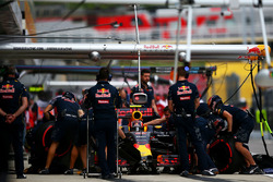 Daniil Kvyat, Red Bull Racing RB12 en los pits