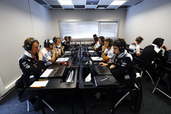 Jenson Button, McLaren, und Fernando Alonso, McLaren, studieren die Daten