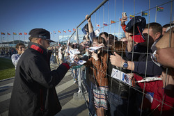 Lewis Hamilton, Mercedes AMG F1 Team, schreibt Autogramme für die Fans
