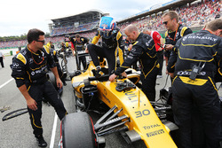 Jolyon Palmer, Renault Sport F1 Team RS16 in griglia