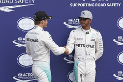 Ganador de la pole Nico Rosberg, Mercedes AMG F1, segundo lugar Lewis Hamilton, Mercedes AMG F1