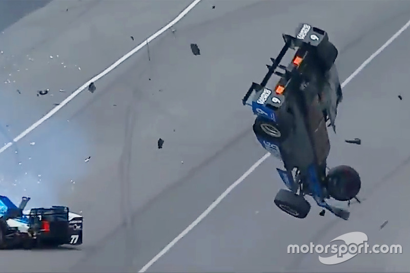 Scott Dixon, Chip Ganassi Racing Honda, Jay Howard, Schmidt Peterson Motorsports Honda involved in a huge crash