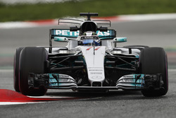 Валттері Боттас, Mercedes AMG F1 W08, із піднятим над бордюром колесом