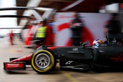 Romain Grosjean, Haas F1 Team VF-17, sale de su garaje boxes