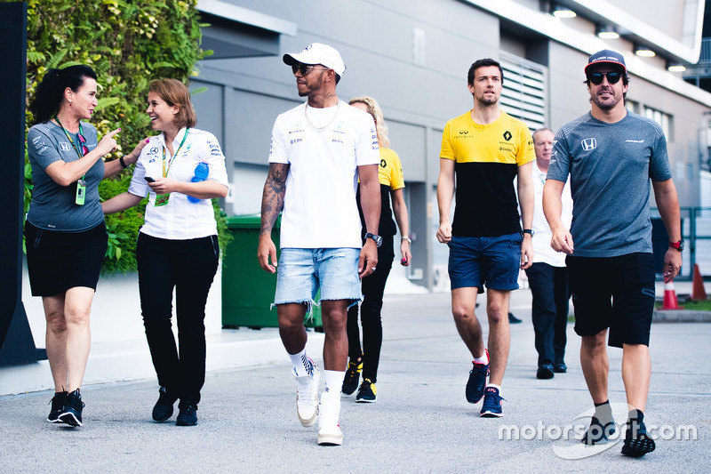 Lewis Hamilton, Mercedes AMG F1, Jolyon Palmer, Renault Sport F1 Team, y Fernando Alonso, McLaren