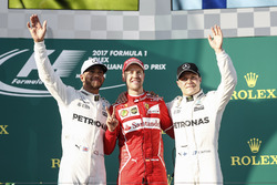 Lewis Hamilton, Mercedes AMG, deuxième, Sebastian Vettel, Ferrari, vainqueur et Valtteri Bottas, Mercedes AMG, troisième, sur le podium