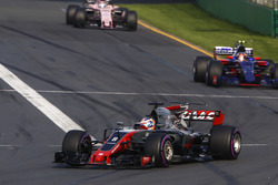 Romain Grosjean, Haas F1 Team VF-17, y Carlos Sainz Jr., Scuderia Toro Rosso STR12, and Sergio Perez