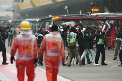 Lewis Hamilton, Mercedes AMG, va para un paseo