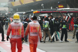 Lewis Hamilton, Mercedes AMG, part en balade