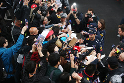 Daniel Ricciardo, Red Bull Racing, et Max Verstappen, Red Bull, signent des autographes