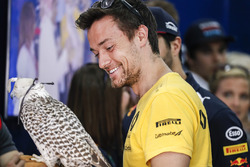 Jolyon Palmer, Renault Sport F1 Team, avec un faucon