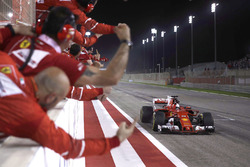 Temporada 2017 F1-bahrain-gp-2017-race-winner-sebastian-vettel-ferrari-sf70h