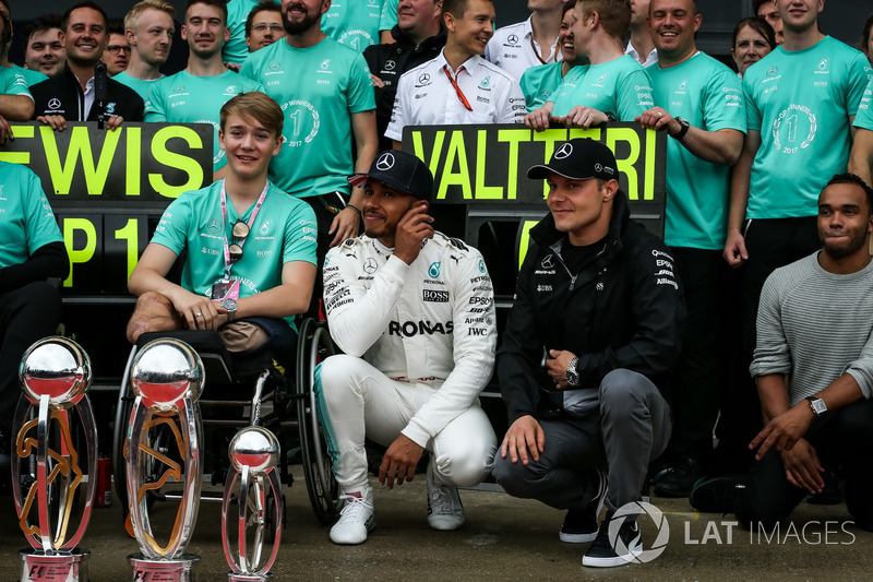 Ganador de la carrera Lewis Hamilton, Mercedes AMG F1 celebra con su hermano Nicolas Hamilton, Valtt