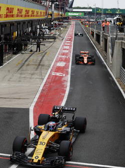 Jolyon Palmer, Renault Sport F1 Team RS17, Stoffel Vandoorne, McLaren MCL32 and Lewis Hamilton, Mercedes AMG F1 W08