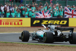 Lewis Hamilton, Mercedes AMG F1 W08, y la multitud después de la victoria