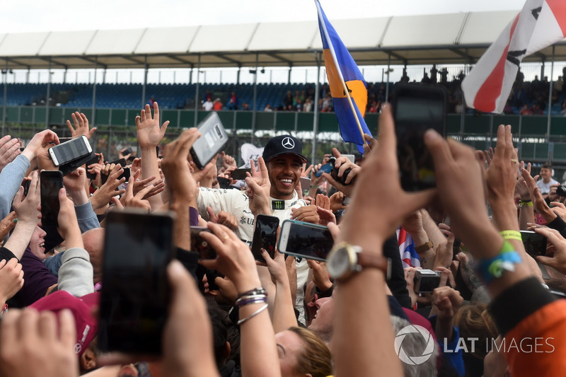 1. Lewis Hamilton, Mercedes AMG F1, mit Fans