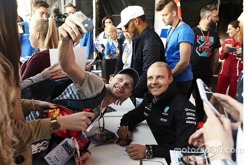Гонщики Mercedes AMG F1 Валттери Боттас и Льюис Хэмилтон