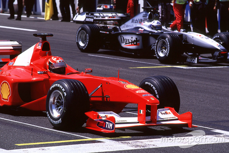 Michael Schumacher y David Coulthard en la salida del GP de Francia