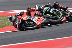 Sturz: Chaz Davies, Ducati Team; Jonathan Rea, Kawasaki Racing