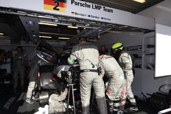 Механіки працюють із #2 Porsche Team Porsche 919 Hybrid