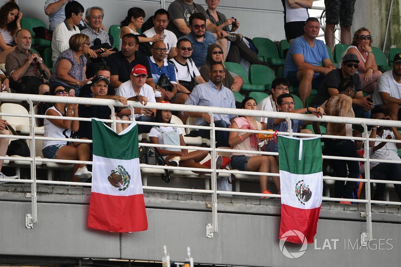 Fans and Mexican flags