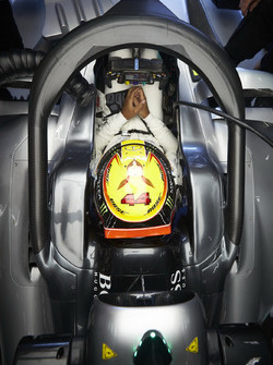 Lewis Hamilton, Mercedes AMG F1, con il dispositivo halo